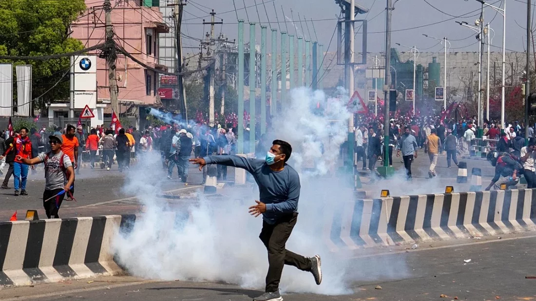 বিক্ষোভে লুট হওয়া অস্ত্র হস্তান্তরের আহ্বান নেপাল সেনাবাহিনীর